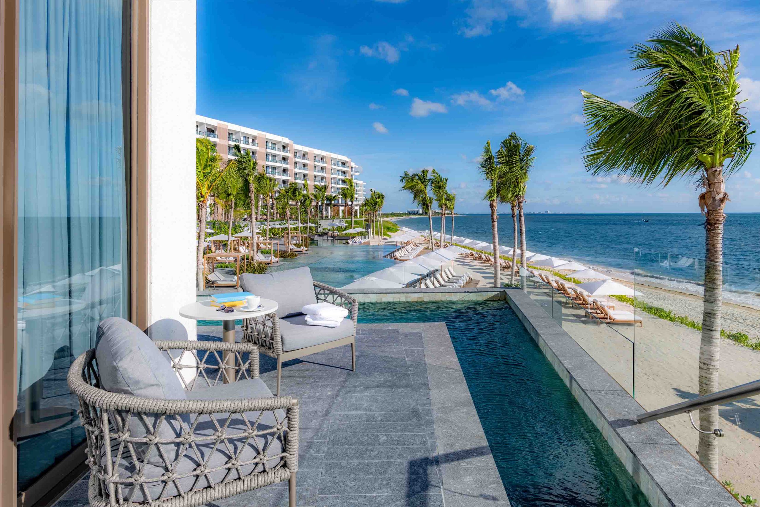 Una foto capta la piscina del hotel, que ofrece una impresionante vista del océano.