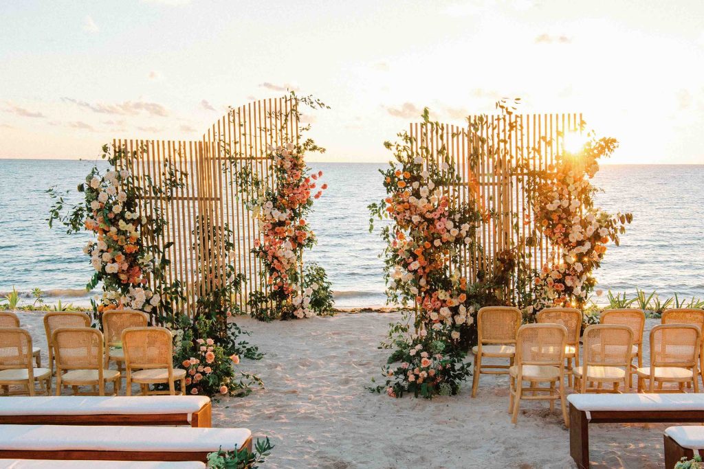 La decoración de una boda en la playa ofrece una impresionante vista del océano, combinando la belleza natural con un diseño elegante.