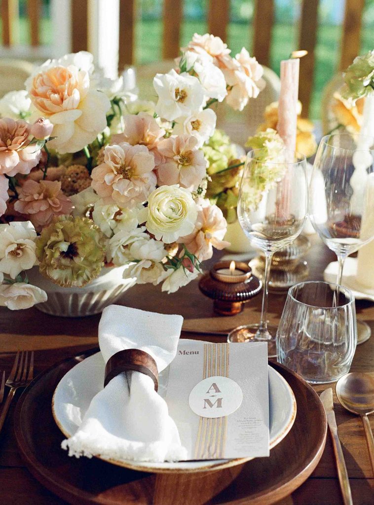 Los jarrones de flores se colocan con elegancia sobre la mesa del comedor, realzando su encanto y calidez.