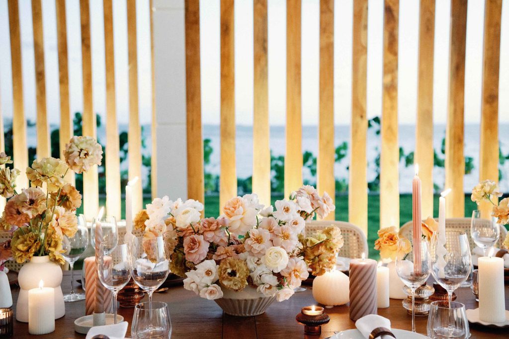 Los jarrones de flores se colocan con elegancia sobre la mesa del comedor, realzando su encanto y calidez.