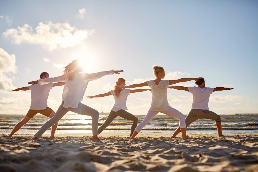 Yoga en la playa. Waldorf Astoria Riviera Maya, experiencias de yoga y bienestar.