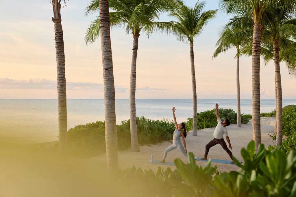 Actividades de bienestar ad Waldorf Astoria Riviera Maya. Yoga en la playa.