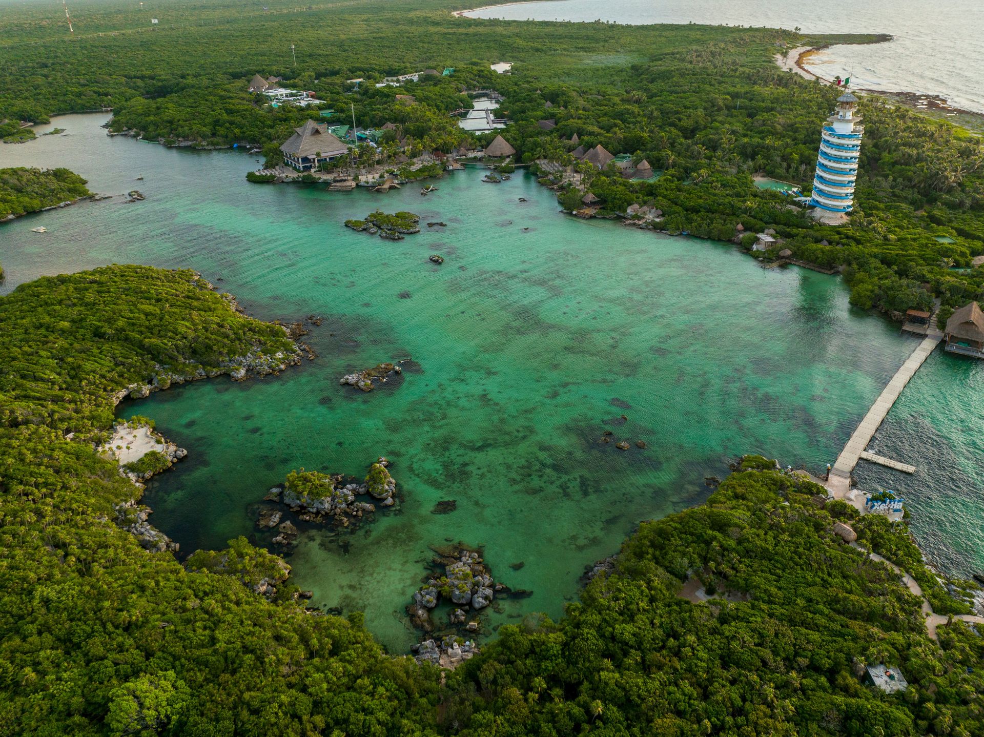 Vista aérea de la laguna turquesa de Xel-Há y sus caletas rodeadas de selva en la Riviera Maya, cerca de Cancún
