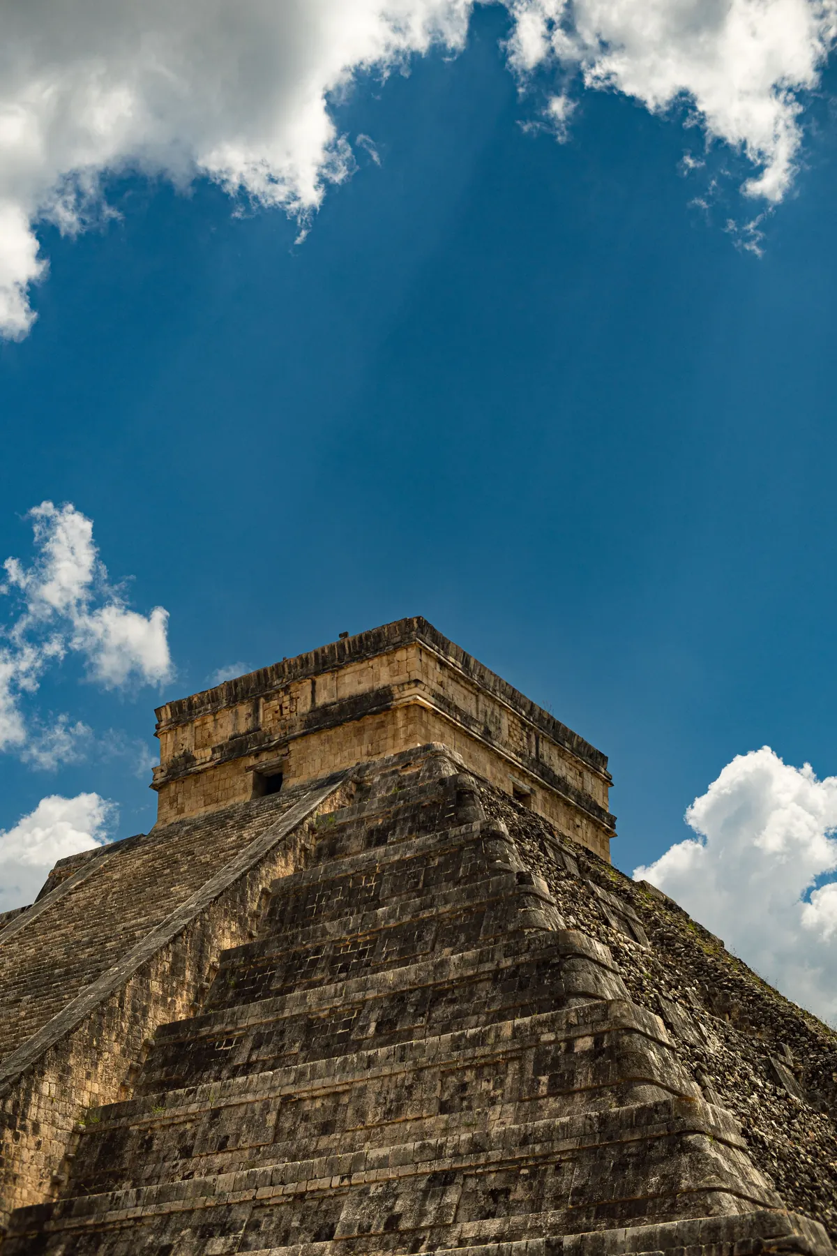 La pirámide de El Castillo, el Templo de Kukulcán, elevándose contra un cielo azul en Chichén Itzá, cerca de la Riviera Maya, México