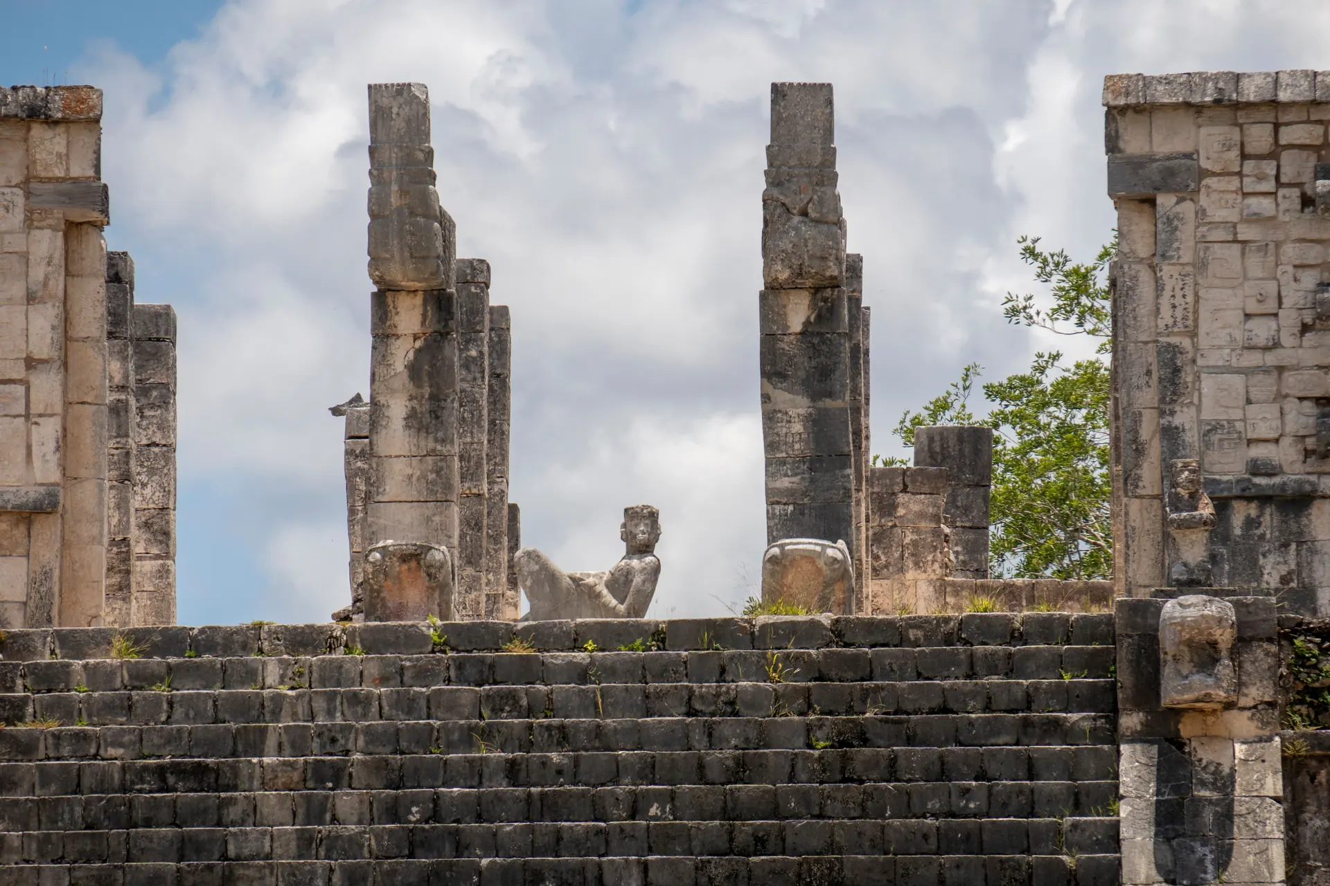 Columnas de piedra y una estatua reclinada de Chac Mool sobre el Templo de los Guerreros en Chichén Itzá, en la península de Yucatán, México